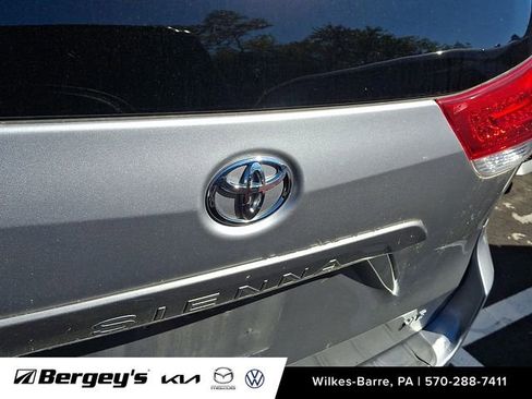 Used 2012 Toyota Sienna XLE FWD image 11
