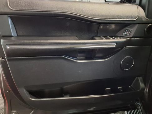 Used 2019 Ford Expedition XLT w/ Equipment Group 202A AWD/4WD image 18