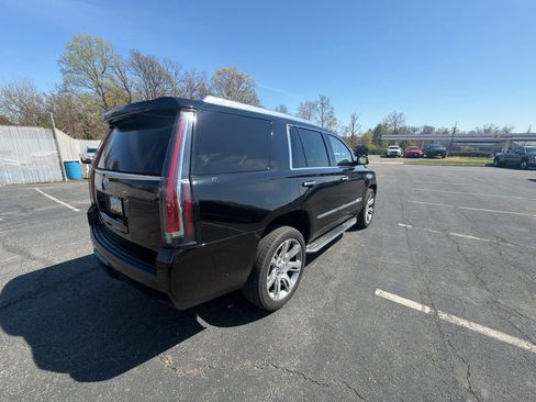 Used 2015 Cadillac Escalade Luxury image 3