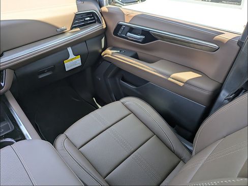 New 2026 Chevrolet Suburban High Country AWD/4WD image 18