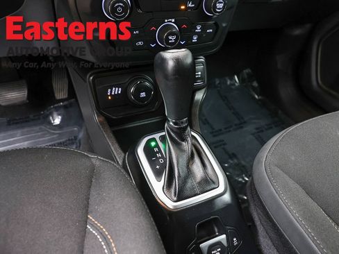 Used 2023 Jeep Renegade Latitude AWD/4WD image 13