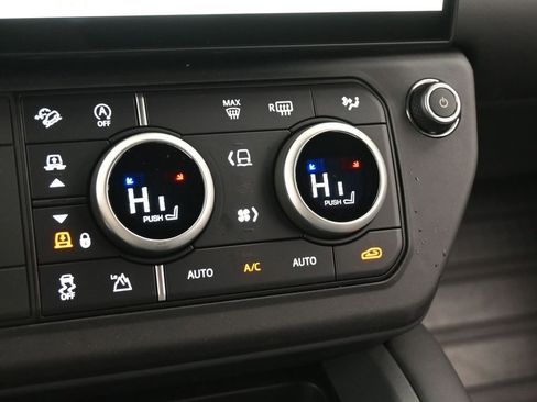 Used 2026 Land Rover Defender 110 X-Dynamic SE AWD/4WD image 12