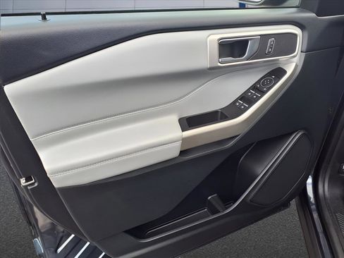 Used 2022 Ford Explorer XLT w/ Equipment Group 202A image 17