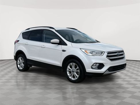 Used 2017 Ford Escape SE w/ Equipment Group 201A AWD/4WD image 1