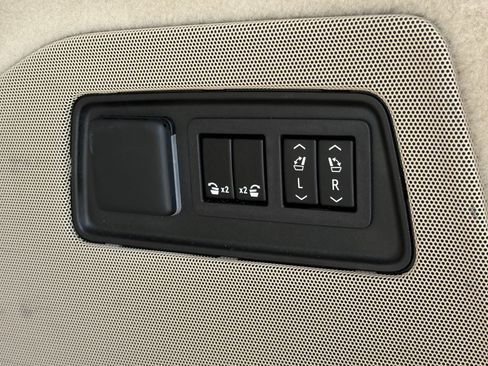 Certified 2024 Cadillac Escalade Premium Luxury image 10