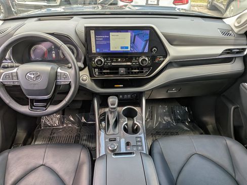 Used 2024 Toyota Highlander Platinum AWD/4WD image 18