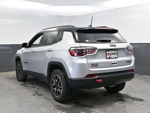 Used 2025 Jeep Compass Trailhawk AWD/4WD image 6