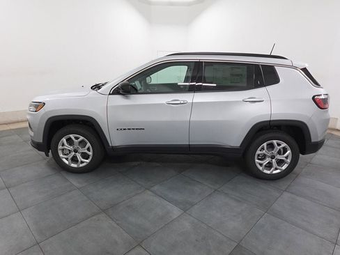 Used 2026 Jeep Compass Latitude AWD/4WD image 2