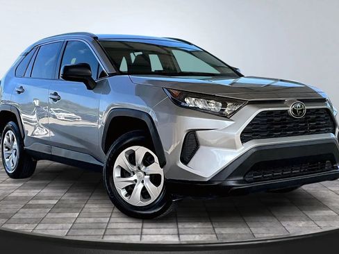 Used 2019 Toyota RAV4 LE FWD image 3