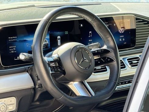 Used 2025 Mercedes-Benz GLS 580 4MATIC image 12