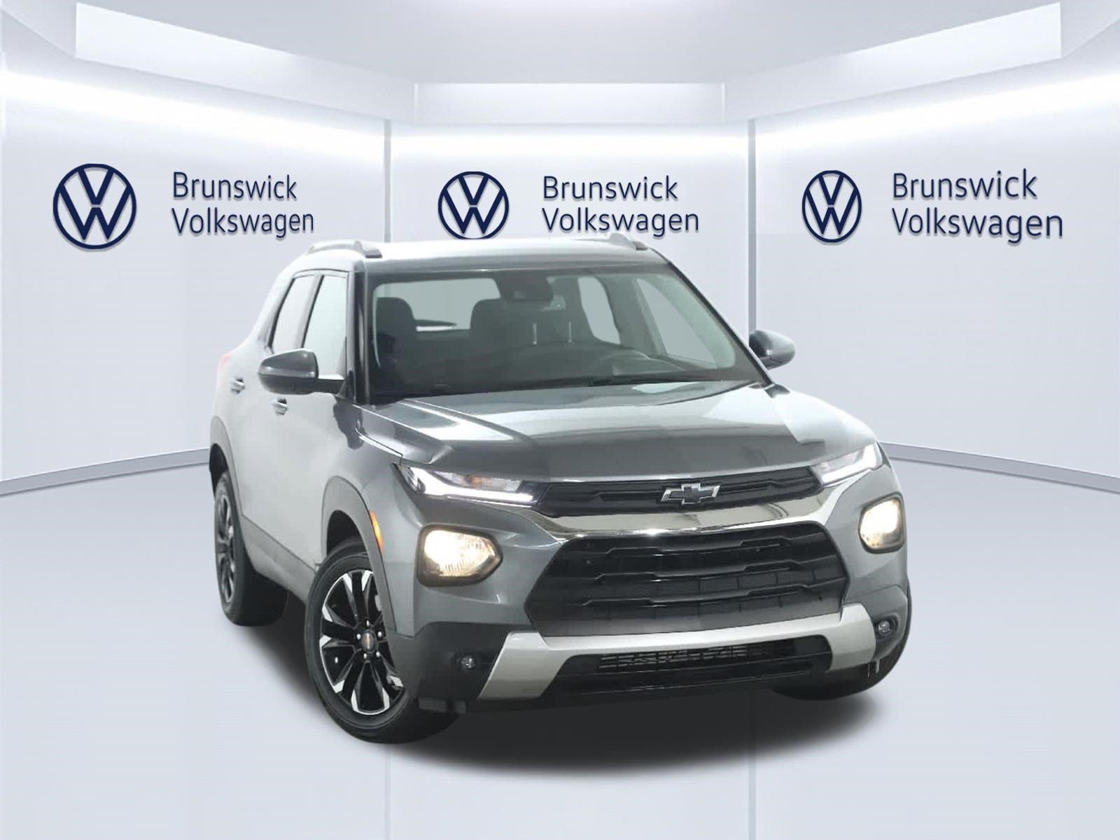 Used 2021 Chevrolet TrailBlazer LT w/ Convenience Package FWD image 2