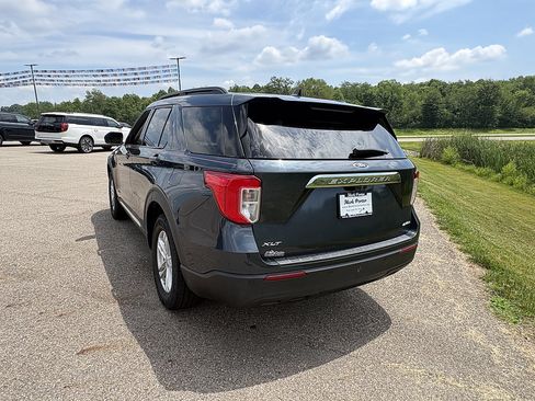Used 2022 Ford Explorer XLT AWD/4WD image 3