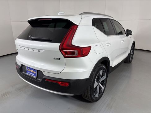 Used 2025 Volvo XC40 B5 Plus image 8