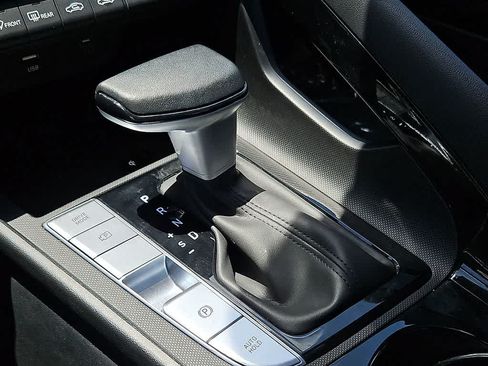 Used 2025 Hyundai Elantra Limited FWD image 14