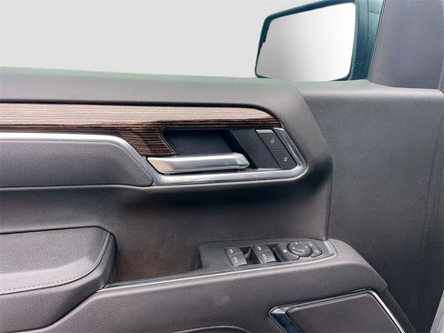 Used 2025 GMC Sierra 1500 Elevation image 9