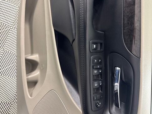 Used 2018 Dodge Grand Caravan SE w/ UConnect Hands-Free Group image 12