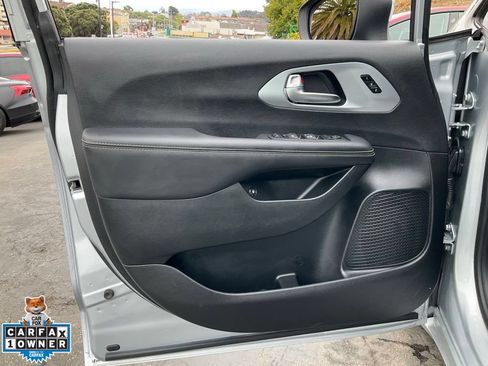 Used 2023 Chrysler Pacifica Touring-L w/ S Appearance Package FWD image 24