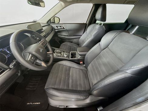 Used 2023 Mitsubishi Outlander SE FWD image 2