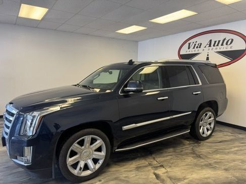 Used 2017 Cadillac Escalade Luxury AWD/4WD image 5