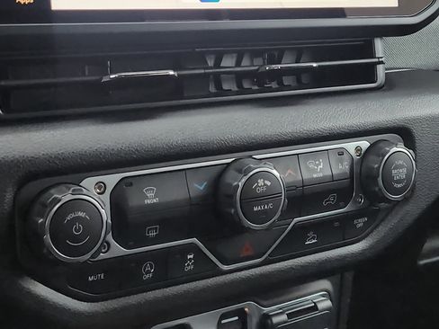 Used 2025 Jeep Gladiator Nighthawk image 7