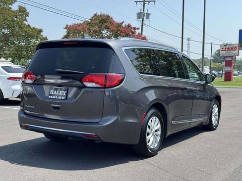 Used 2019 Chrysler Pacifica Touring-L FWD image 22