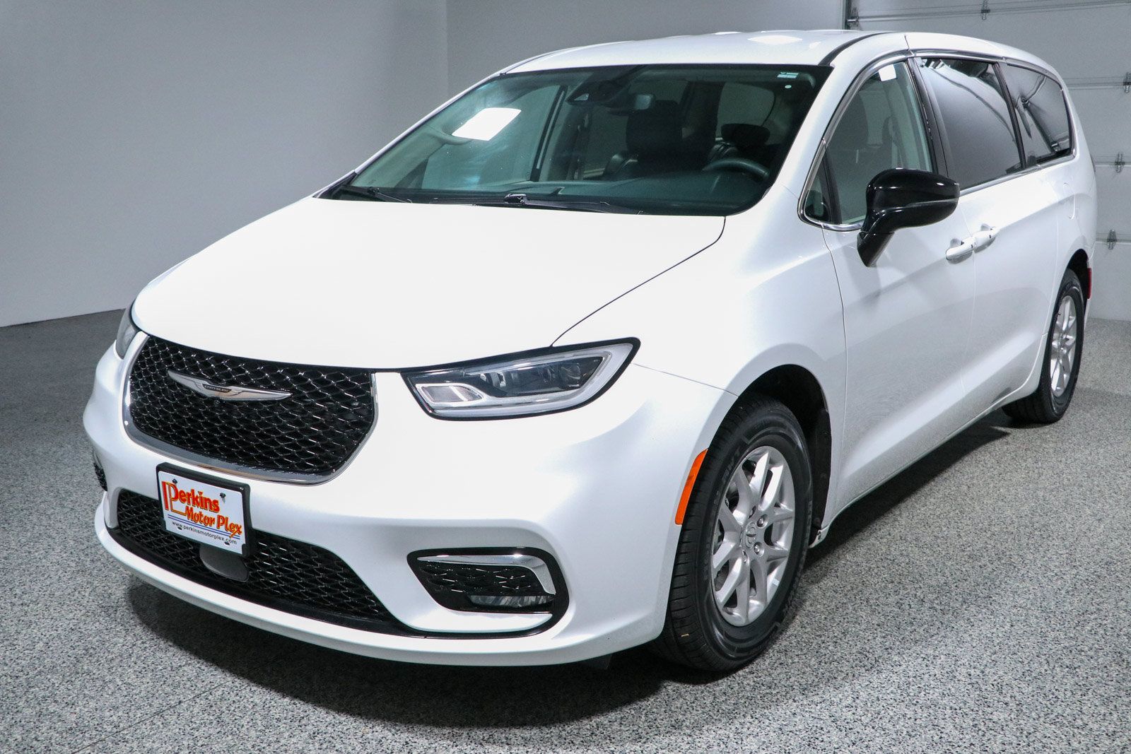 Used 2024 Chrysler Pacifica Touring-L FWD image 31