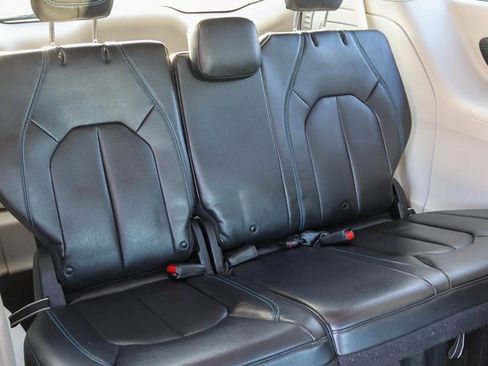 Used 2021 Chrysler Pacifica Touring-L image 19