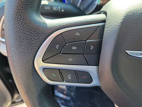 Used 2021 Chrysler Pacifica Touring FWD image 19