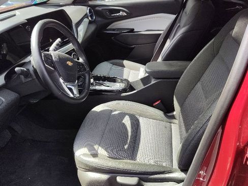 Used 2025 Chevrolet Trax LT w/ LT Convenience Package FWD image 2