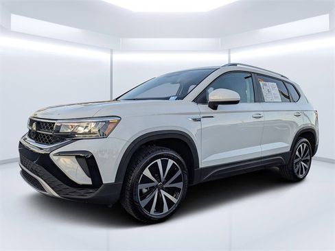 Certified 2024 Volkswagen Taos SE image 7