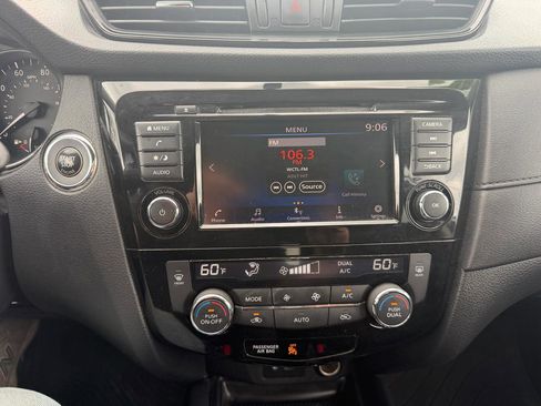 Used 2018 Nissan Rogue SV image 26