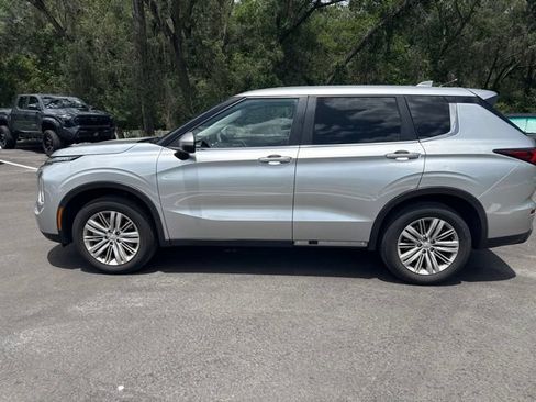 Used 2024 Mitsubishi Outlander ES FWD image 2