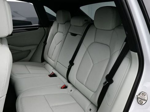 Certified 2025 Porsche Macan AWD/4WD image 14