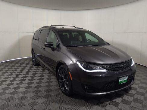 Used 2018 Chrysler Pacifica Limited w/ S Appearance Package FWD image 14