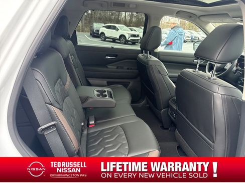 New 2026 Nissan Pathfinder Platinum image 29