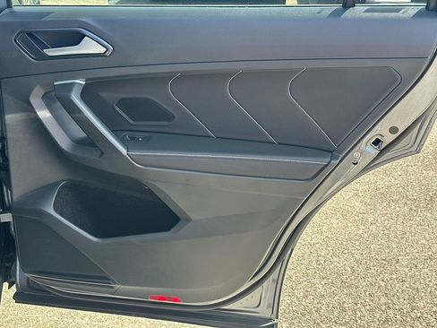 Used 2024 Volkswagen Tiguan SE image 16