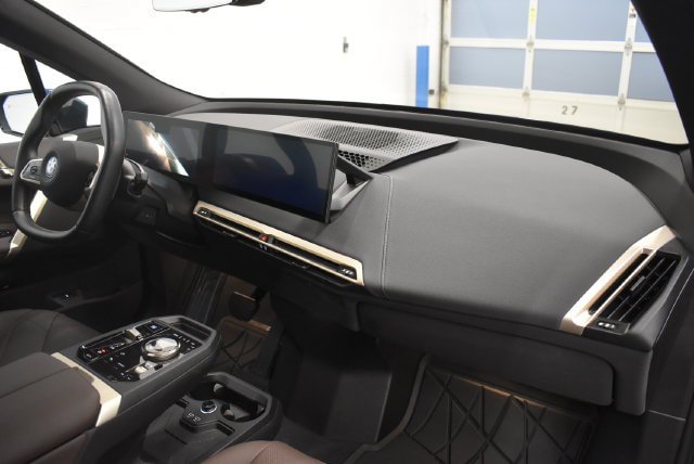 Used 2024 BMW iX xDrive50 w/ Sport Package AWD/4WD image 18