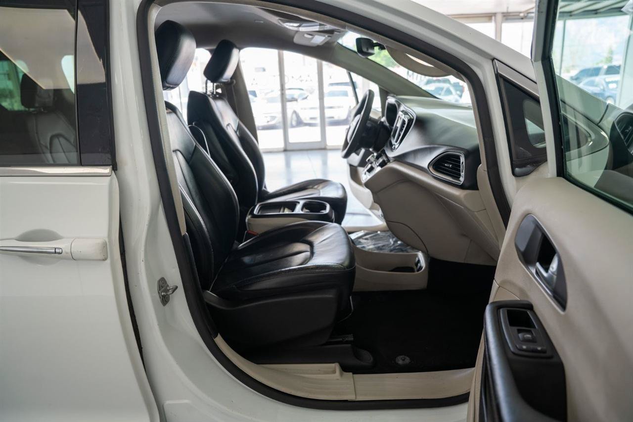Used 2020 Chrysler Pacifica Touring-L FWD image 9