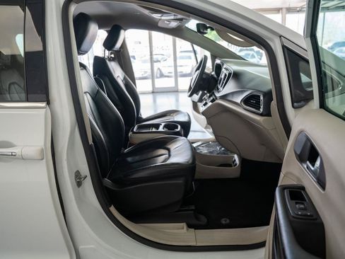 Used 2020 Chrysler Pacifica Touring-L FWD image 9