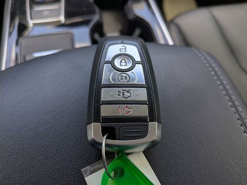 Used 2019 Ford Edge Titanium image 30