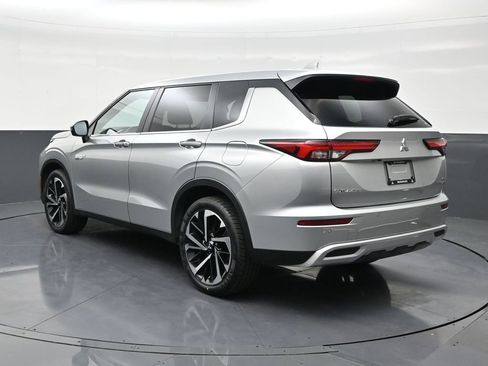 Used 2025 Mitsubishi Outlander SE AWD/4WD image 3