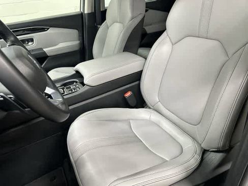Used 2025 Honda Pilot Touring image 10
