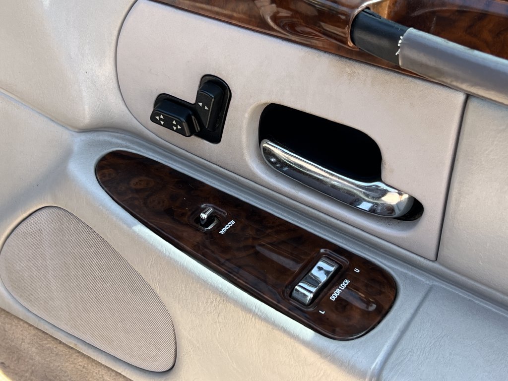 Used 1999 Lincoln Town Car Executive RWD image 23