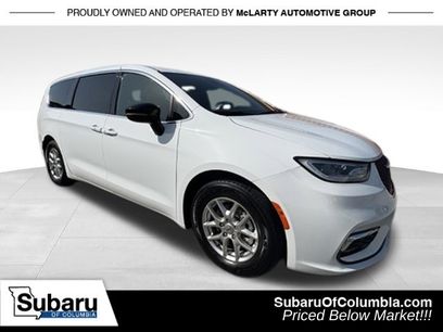 Used 2025 Chrysler Pacifica Select