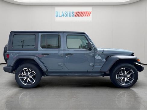 Used 2024 Jeep Wrangler Unlimited w/ Convenience Group AWD/4WD image 2