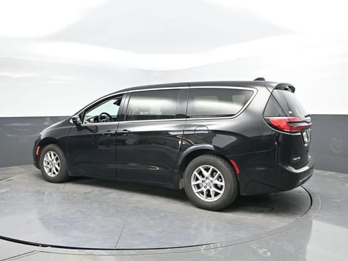 Used 2024 Chrysler Pacifica Touring-L FWD image 10