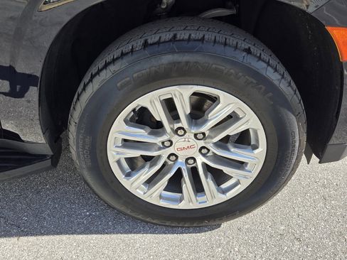 Used 2023 GMC Yukon XL SLT w/ SLT Luxury Package image 14