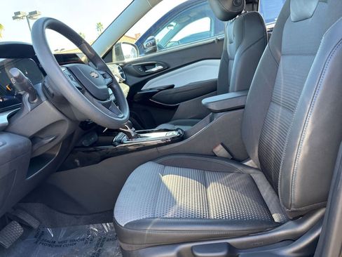 Used 2025 Chevrolet Trax LT image 24