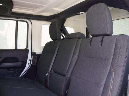 Used 2024 Jeep Wrangler Unlimited Sahara AWD/4WD image 27