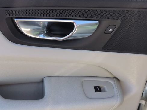Used 2021 Volvo XC60 T5 Momentum w/ Premium Package FWD image 27